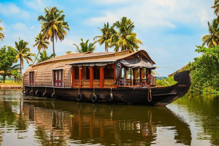 Houseboat Experiences in Kerala: How to Plan the Perfect Trip