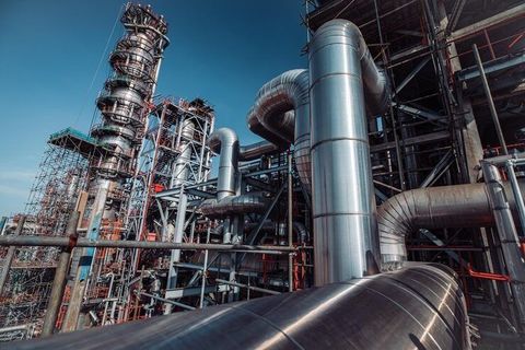Oil Refinery Equipment Explained: Distillation Units, Heat Exchangers, Pressure Vessels and Industrial Applications