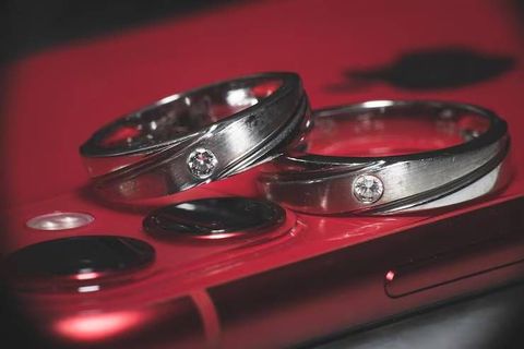 Complete Guide to Tech-Embedded Wedding Bands With Smart Jewelry Features and Designs