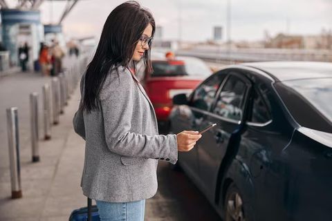 Airport Cab Booking Explanation Covering Reservation Steps and Travel Preparation