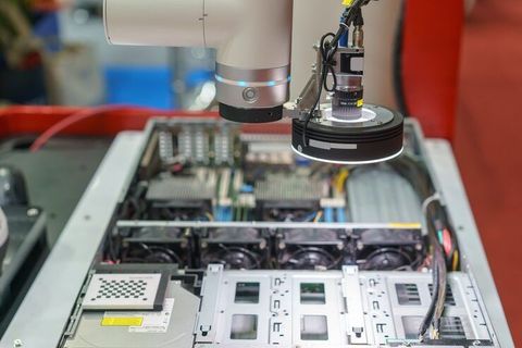 Flip Chip Bonding Machines Explained: Bonding Technologies, Machine Types, Manufacturing Processes, Global Manufacturers, Suppliers and Semiconductor Applications