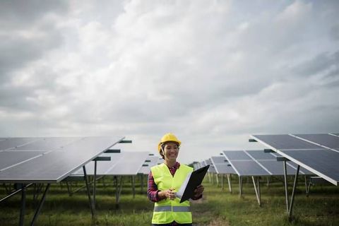 Smart Energy Systems: Guide to Intelligent Grids, Energy Storage, and Power Management