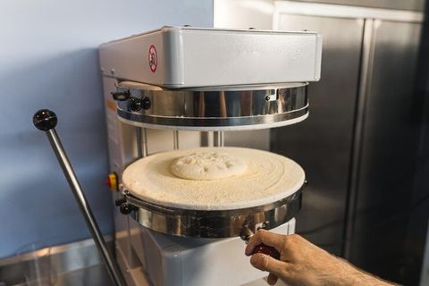 Dough Kneading Machines: Guide to Types, Working Principles, Components, and Applications