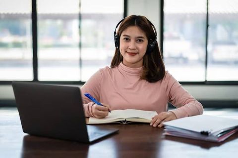 Online MBA Guide: Course Formats, Eligibility, Curriculum, Specializations and Study Options