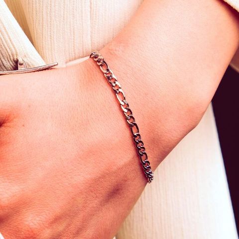 Oversized Chain Bracelets: Discover Bold Patterns, Textured Metals, and Styling Techniques