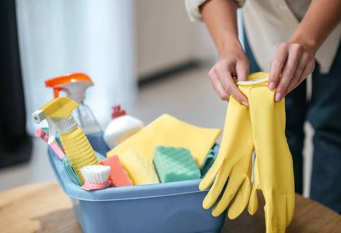 Serviços de limpeza explicados: da organização e limpeza residencial a métodos de limpeza comercial e padrões de higiene