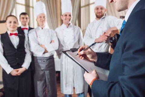 Hotel Leadership Program Guide: Management Training, Team Building, Operations and Key Skills