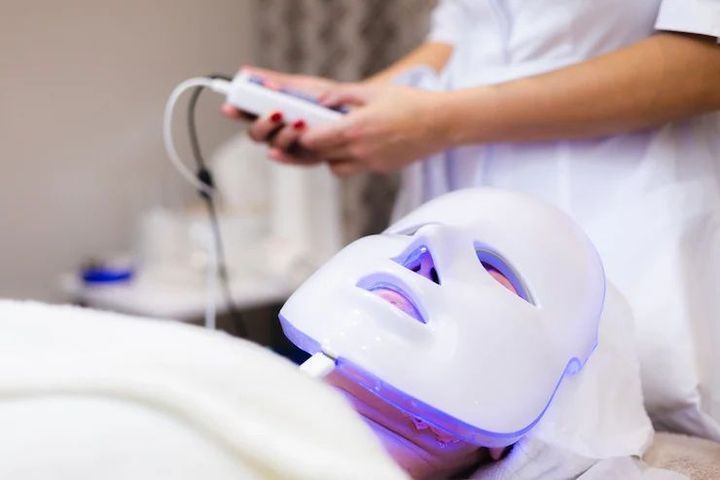 LED Light Therapy Guide: Light Types, Treatment Methods, Applications and Key Differences