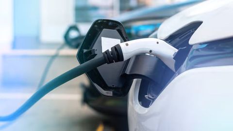 EV Battery Insights into Charging, Lifespan, and Energy Efficiency