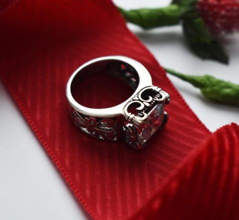 Statement Cocktail Rings: Overview of Styles, Materials, Stone Arrangements, and Finishes