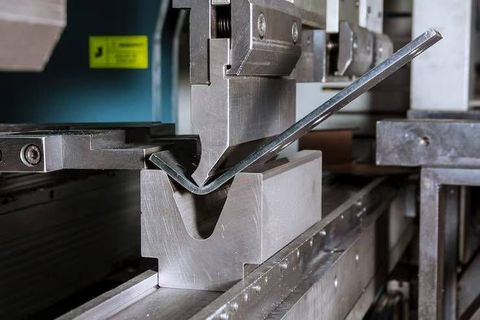 Erkunden Sie Arten von Metallumformmaschinen, Umformverfahren, Komponenten und industrielle Anwendungen