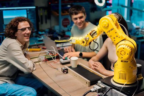 Collaborative Robots: A Complete Guide to How They Work in Modern Industries
