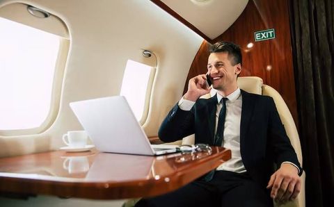 Business Class Travel Experiences: Insights into Flight Comfort, Dining, and Travel Convenience